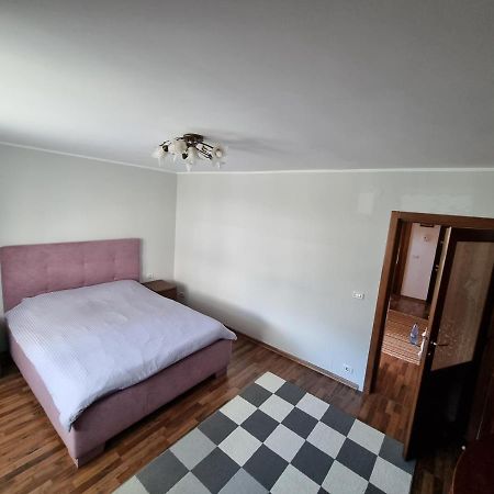 Yla Apartments Piatra Neamt Bagian luar foto