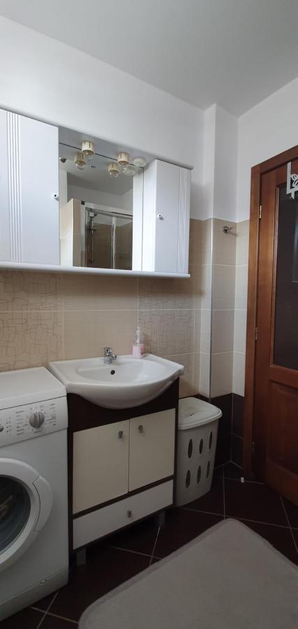 Yla Apartments Piatra Neamt Bagian luar foto