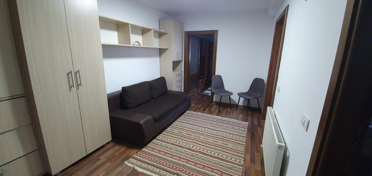Yla Apartments Piatra Neamt Bagian luar foto