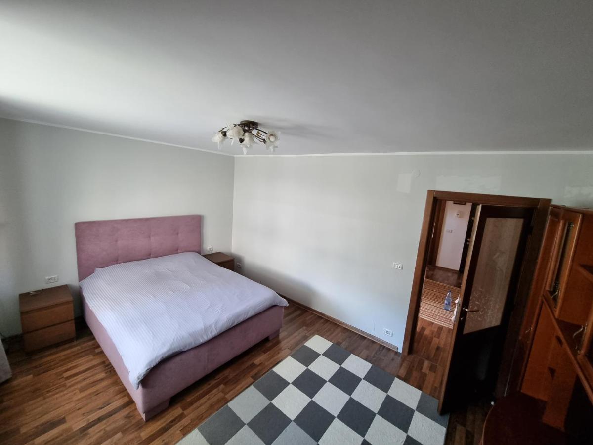 Yla Apartments Piatra Neamt Bagian luar foto