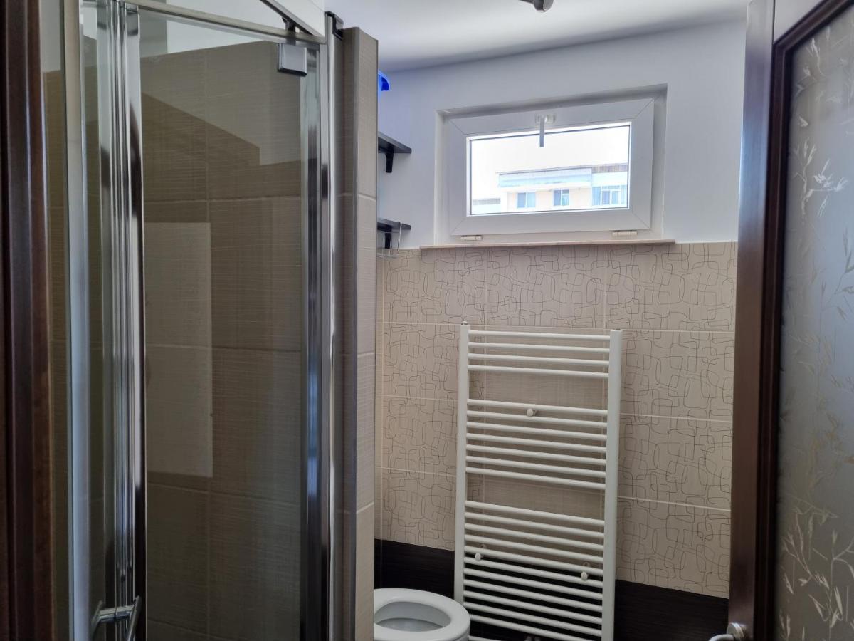 Yla Apartments Piatra Neamt Bagian luar foto