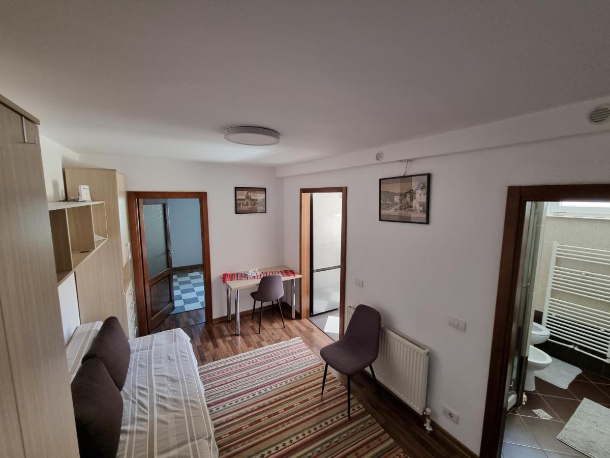 Yla Apartments Piatra Neamt Bagian luar foto